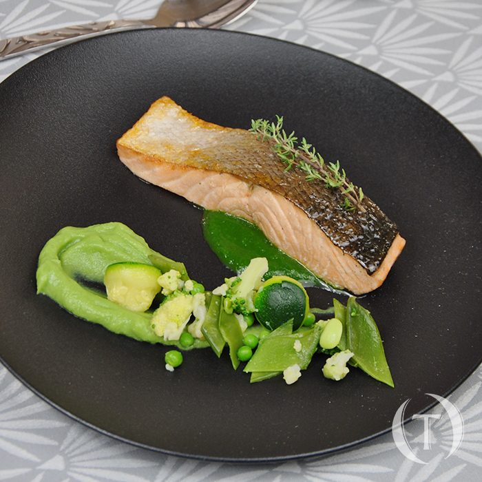 Filet de saumon sur peau, petits légumes vert pré